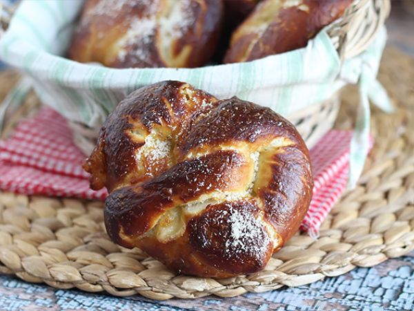 Resepti Mozzarellaa ja rosmariinia sisältävät rinkeli