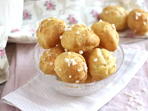 Resepti Chouquettes, choux helmisokerilla höystetty