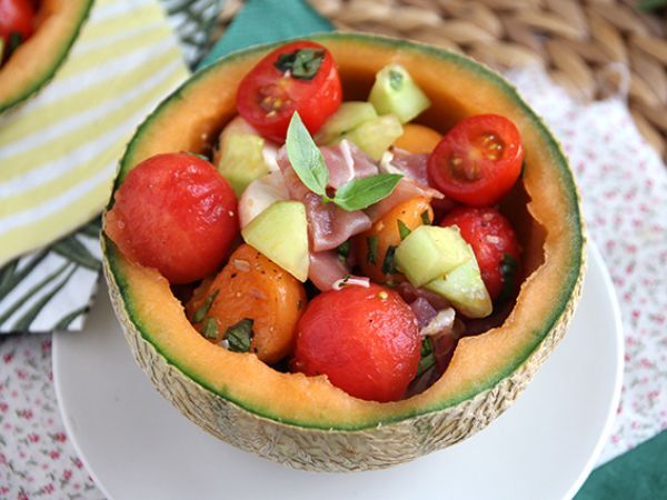 Resepti Melonisalaatti melonin päällä