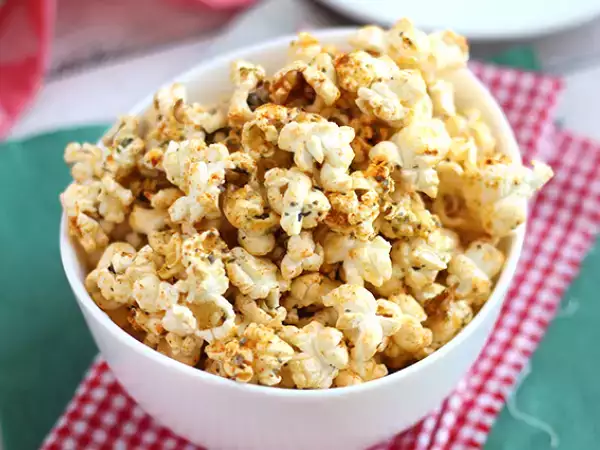 Resepti Pizzamaustettu popcorn