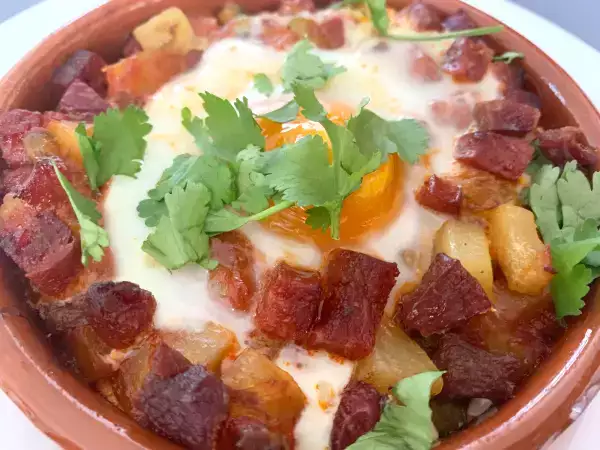 Resepti Flamenco-tyyliset kananmunat perunoiden ja chorizo-makkaran kanssa