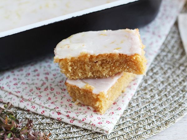 Resepti Sitruuna- ja kaurahiutale-brownie sitruunakuorrutteella