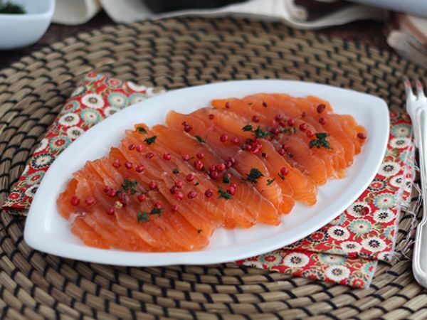 Resepti Gravlax, ruotsalaistyyppinen marinoitu lohi.