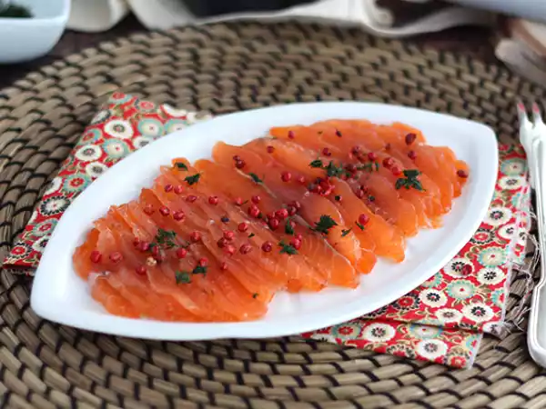 Resepti Gravlax, ruotsalaistyyppinen marinoitu lohi.