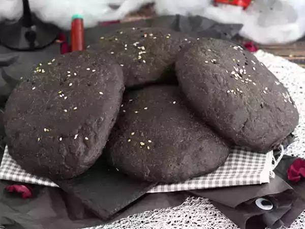 Resepti Mustat mustekalanmustesämpylät