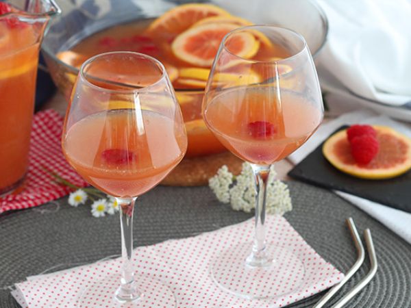 Resepti Vaaleanpunainen sangria roséviinillä