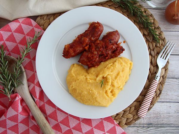 Resepti Savoyn diotit polentan ja comté-juuston kera