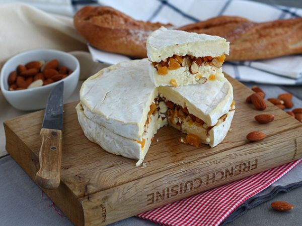 Resepti Brie aprikoosi- ja mantelitäytteellä
