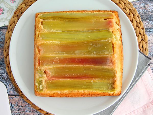 Resepti Raparperi ylösalaisin -kakku