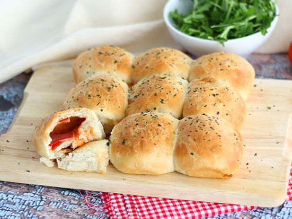 Resepti Pizzapullat kinkku-juustotäytteellä