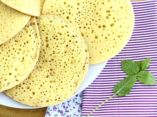 Resepti Baghrirs, marokkolaisia pannukakkuja, joissa on tuhat reikää.