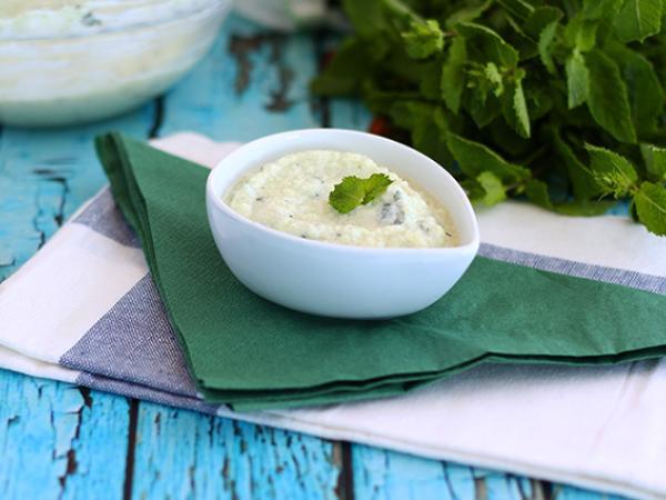 Resepti Tzatziki, kreikkalainen kurkku- ja jogurttikastike.