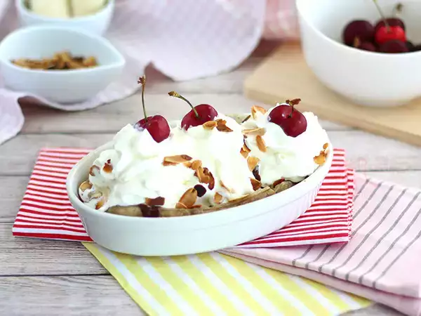 Resepti Banana split, kuuluisa jäätelöherkku