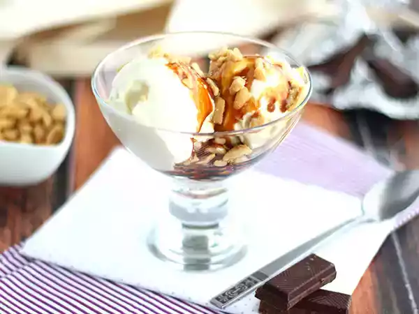 Resepti Sundae, makea amerikkalainen jäätelö