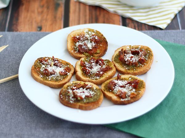 Resepti Pestoa, parmesaania ja aurinkokuivattua tomaattia sisältävä paahtoleipäpala