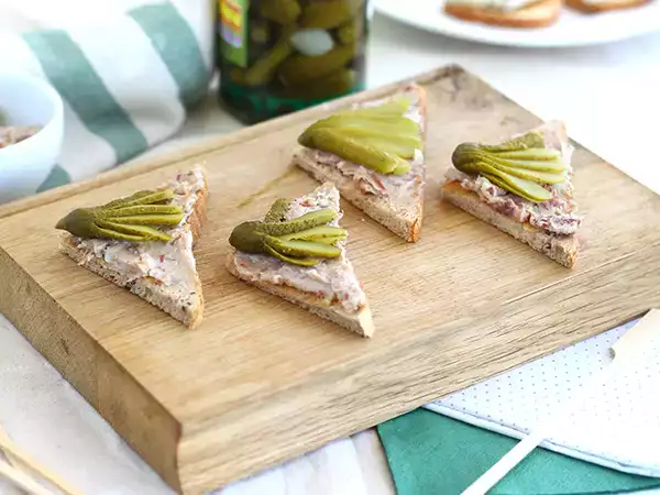 Resepti Rillette- ja suolakurkkotoastit