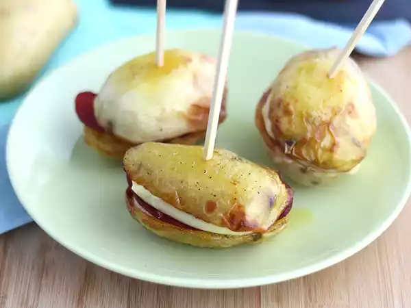 Resepti Perunalla täytetty raclette-voileipä