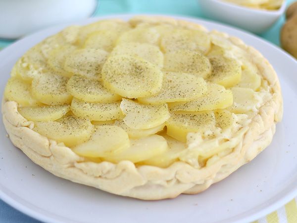 Resepti Perunoita ja cantal-juustoa sisältävä tarte tatin