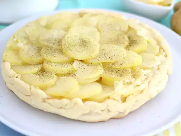 Resepti Perunoita ja cantal-juustoa sisältävä tarte tatin