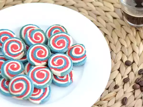 Resepti Kolmiväriset pikkuleipäkeksit ranskan lipun väreissä