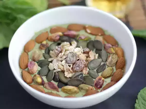Resepti Smoothie kulho kiivi minttu pinaatti versot