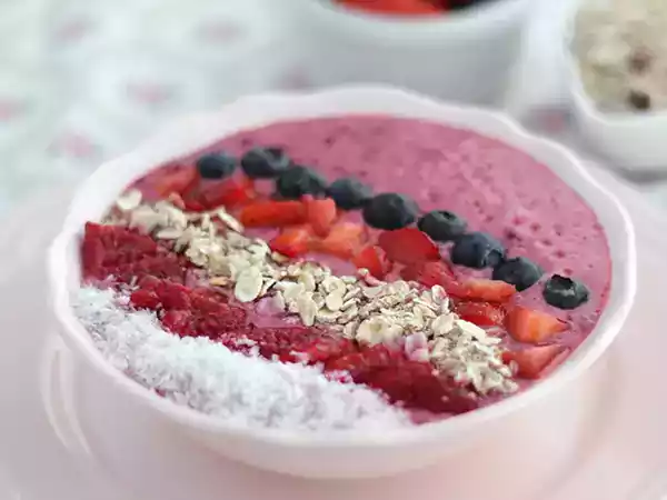 Resepti Punainen hedelmä smoothie bowl