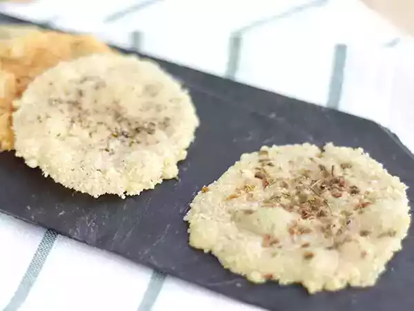 Resepti Parmesaanilastuja yrttien ja mausteiden kanssa