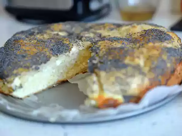 Resepti Makea juustopiirakka jogurtilla unikkokuorrutteessa