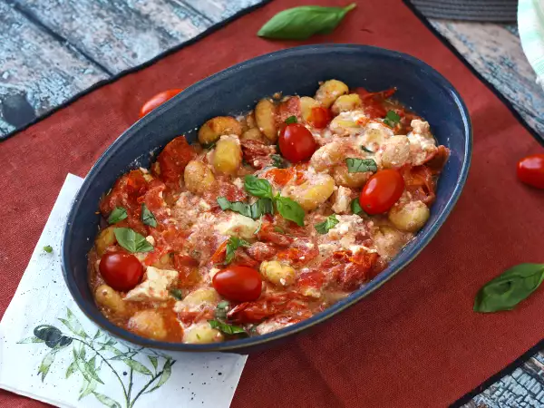 Resepti Airfryerilla paistetut feta-gnocchit, super nopea ruokalaji kirsikkatomaateilla ja fetalla!