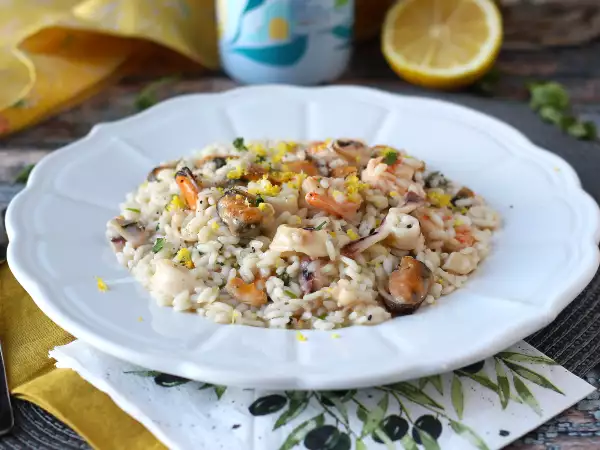 Resepti Pakastettu äyriäisrisotto: ihanteellinen ratkaisu nopeaan ja maukkaaseen ruokaan.