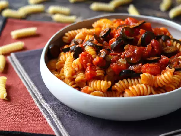 Resepti Pasta oliivikastikkeella: edullinen, maukas ja helppo valmistaa!