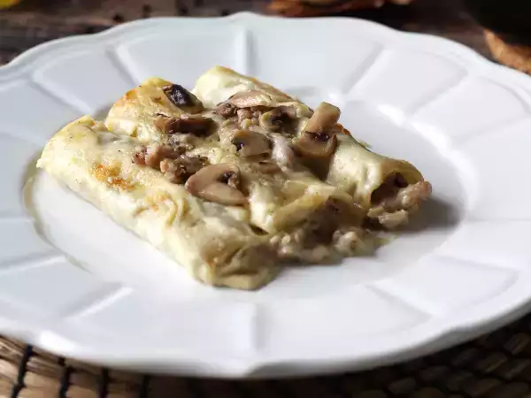 Resepti Cannelloni sienet ja makkara: runsas ja maukas ensimmäinen ruokalaji.