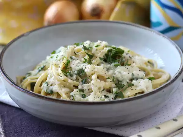 Resepti Kermainen sipulipasta: herkullinen ja superhalpa pääruoka!