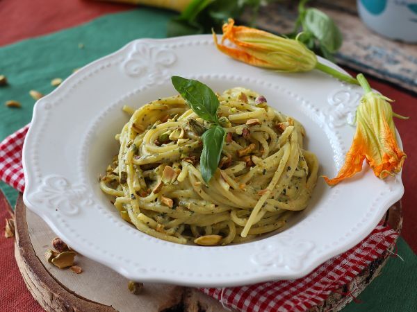 Resepti Pasta kesäkurpitsankukkien, ricotan ja pistaasipähkinöiden kera