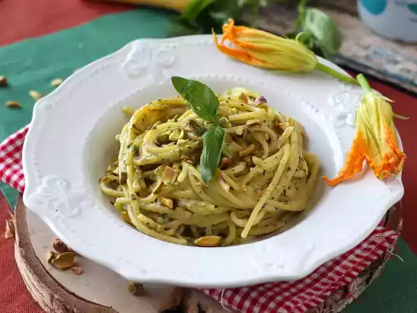 Resepti Pasta kesäkurpitsankukkien, ricotan ja pistaasipähkinöiden kera