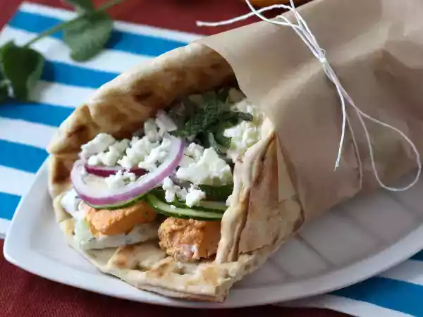 Resepti Gyros lohella, täydellinen kreikkalainen kalavoileipä kesäksi!