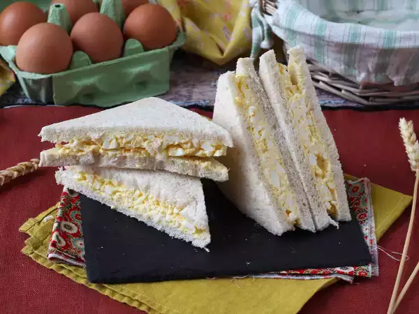 Resepti Tamago sando: kuuluisa japanilainen kananmunavoileipä, joka löytyy konbinista!