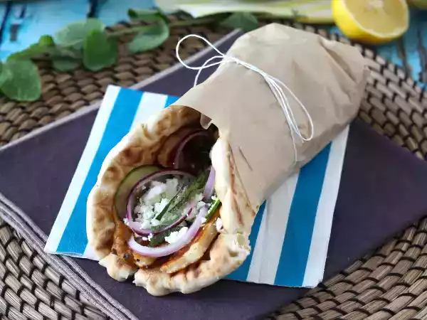 Resepti Gyros halloumilla, kasvisversio kreikkalaisesta voileivästä!