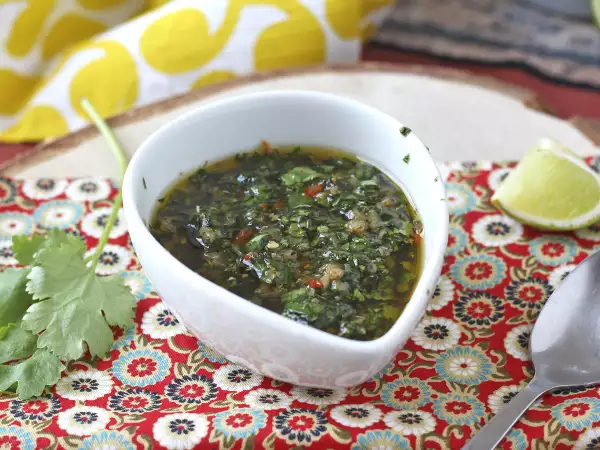 Resepti Chimichurri-kastike: täydellinen lisuke paistiin ja grillijuhliin.