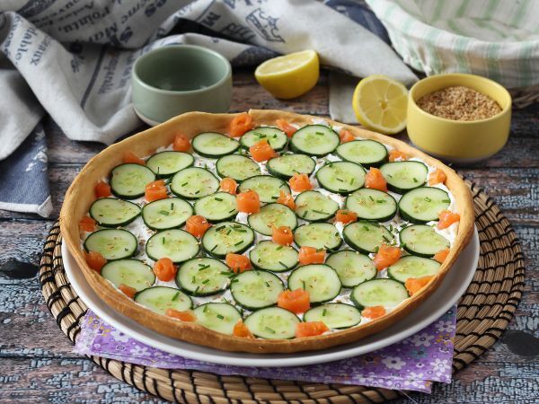 Resepti Erittäin virkistävä kesätorttu: ricotta, kurkku ja savulohi