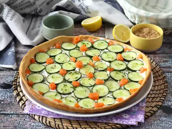 Resepti Erittäin virkistävä kesätorttu: ricotta, kurkku ja savulohi