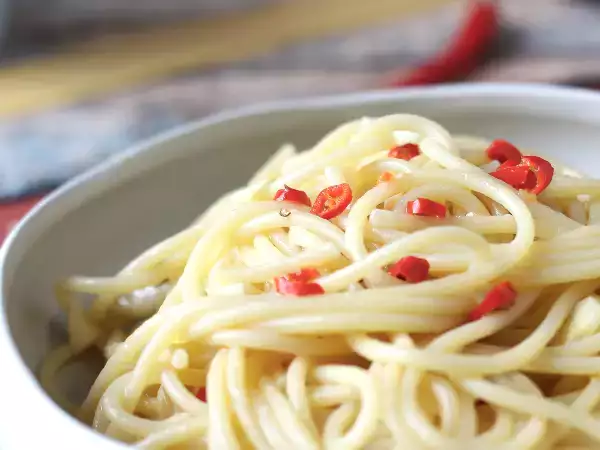 Resepti Spaghetti aglio, olio e peperoncino: italialaisen perinteen viime hetken ruokalaji