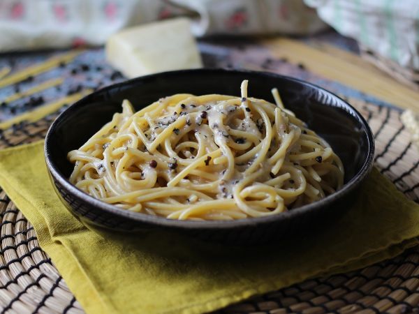 Resepti Spagetti cacio e pepe: 3 ainesosaa, makuräjähdys!