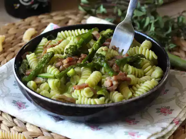 Resepti Kermainen parsa ja pekoni pasta: helppo ja maukas resepti