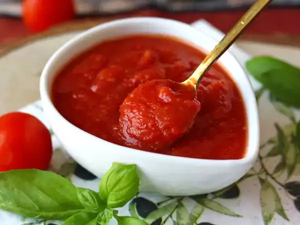 Resepti Täyteläinen raakatomaattikastike, joka sopii erinomaisesti pizzan tai pinsan täytteeksi.