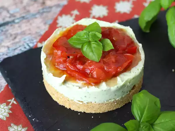 Resepti Yhden annoksen suolainen juustokakku basilikalla ja kirsikkatomaateilla: maukas idea buffetiin ja aperitiiviin.