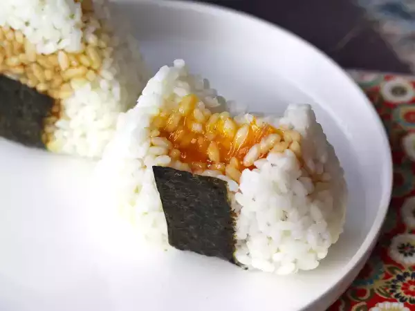 Resepti Onigiri, jossa on soijakastikkeeseen säilöttyä munankeltuaista