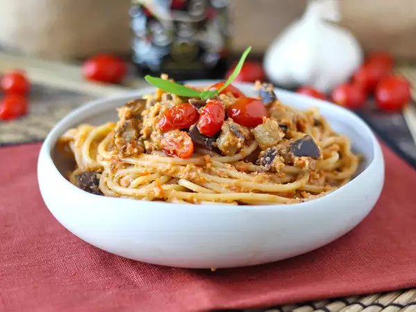 Resepti Pasta munakoisokermalla ja kirsikkatomaateilla: yksinkertainen ja maukas resepti