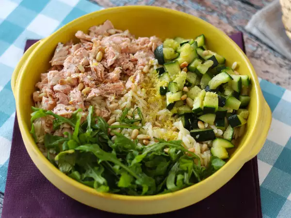 Resepti Orzo-pastasalaatti lohen ja kesäkurpitsan kanssa