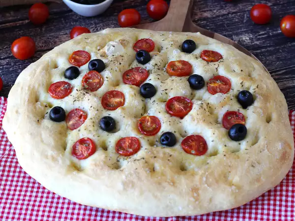 Resepti Paksu ja pehmeä focaccia, jossa on kirsikkatomaatteja, oliiveja ja oreganoa